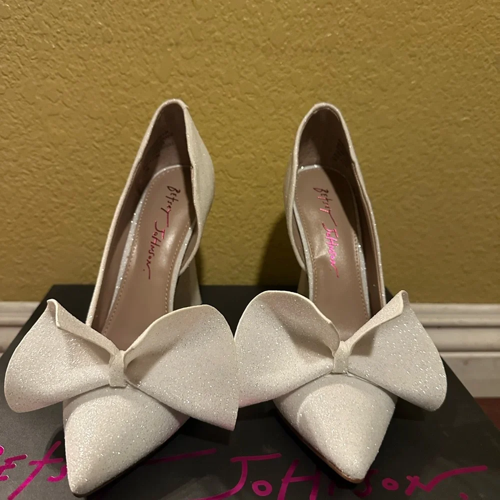 Betsey Johnson Women’s Nobble Ivory Off White Heel Shoes multiple size available - Picture 2 of 11